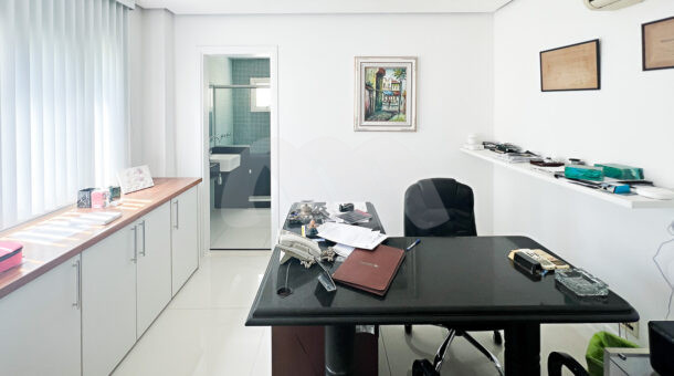 Imagem do escritório da casa à venda em condomínio de alto padrão.