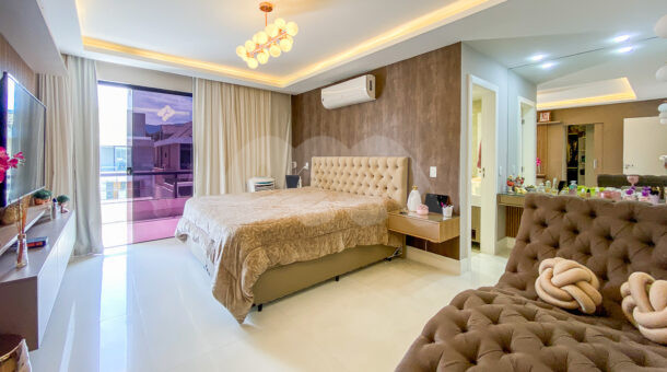 Imagem de suite com cama, projeto de iluminação emteto, poltronas em casa a venda no Recreio
