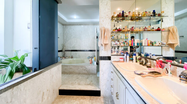 Banheiro da suíte master com banheira de hidromassagem - À venda na imobiliaria Muller Imóveis RJ.
