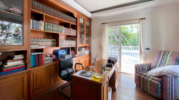 Home office - Casa à venda em prestigioso condomínio.