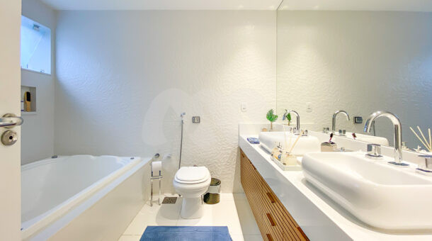 Imagem do banheiro da suíte master com banheira de hidromassagem da casa à venda no Recreio dos Bandeirantes. Imobiliária de luxo RJ