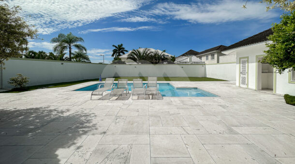 Imagem de ampla area externa com piscina e espreguiçadeiras da casa duplex a venda