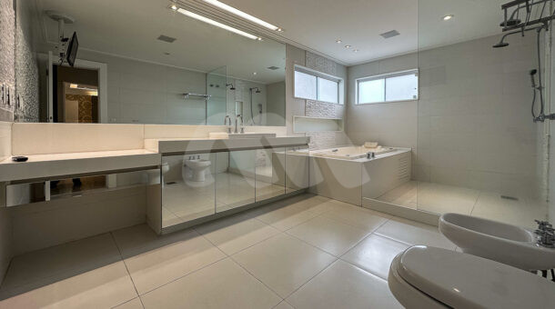 imagem do banheiro com hidro da suite da espetacular casa à venda no Santa Mônica Jardins na Barra