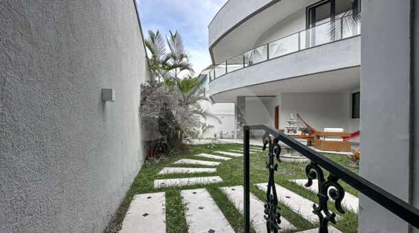 Imagem de quinral com grama e paisagismo em casa de 4 andares