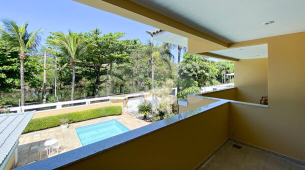 Imagem da varanda com vista da piscina do belissimo imóvel na Barra.