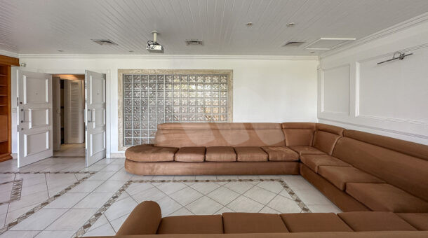 imagem do amplo sofá do Amplo Duplex á venda na Barra da Tijuca