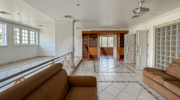 imagem da sala do amplo sofá do Amplo Duplex á venda na Barra da Tijuca