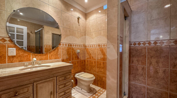 imagem do banheiro da suíte do Amplo Duplex á venda na Barra da Tijuca