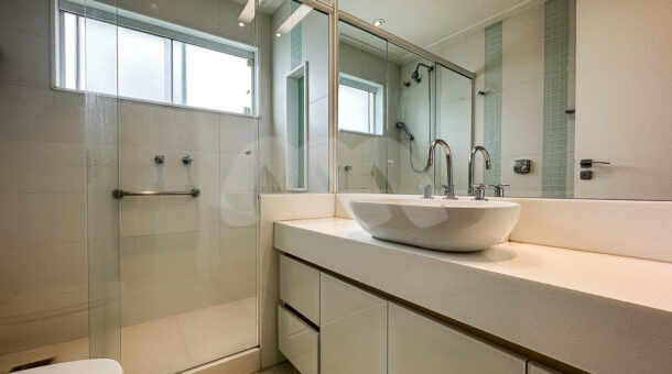 imagem do banheiro da segunda suíte da espetacular casa à venda no Santa Mônica Jardins na Barra
