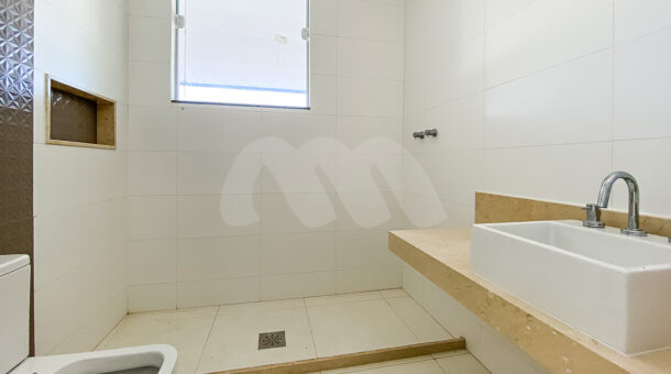 Imagem de banheiro de suite com bancada, cuba e nicho em box