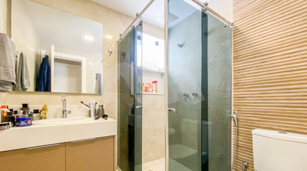 Imagem de banheiro com bancada e armario planejado, espelho com iluminação e box em Casa Triplex à venda na Muller Imóveis
