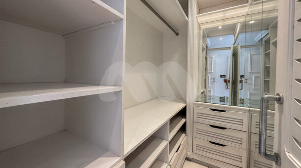 imagem do closet da suite do Amplo Duplex á venda na Barra da Tijuca