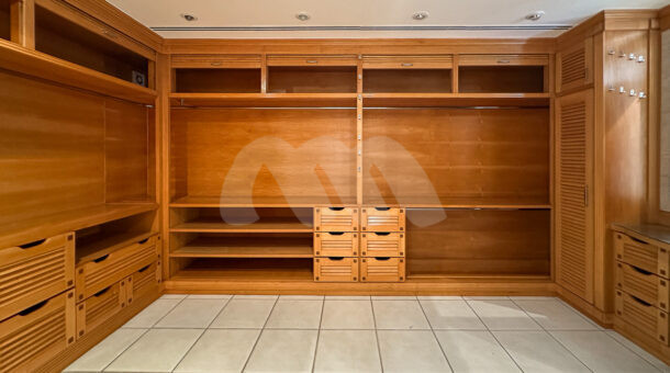 imagem do amplo closet da suite do Amplo Duplex á venda na Barra da Tijuca