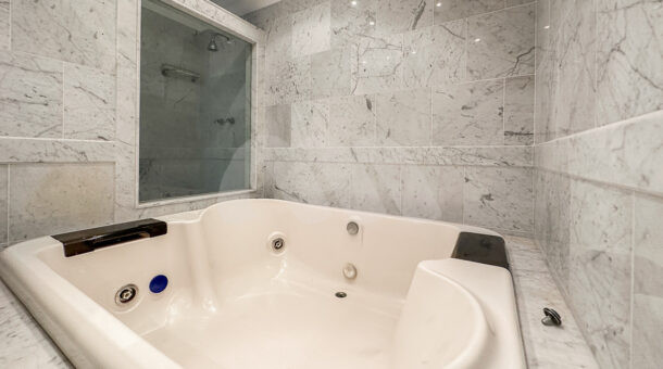 imagem do banheiro com hidromassagem da suite do Amplo Duplex á venda na Barra da Tijuca