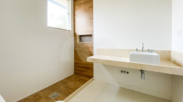 Imagem de amplo banheiro com bancada e box com nicho da casa triplex a venda no Santa Monica Jardins