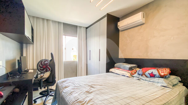 Imagem de qyarto escrivaninha planejada e armário, cama de casal e teto com planejado de iluminação em Casa Triplex à venda