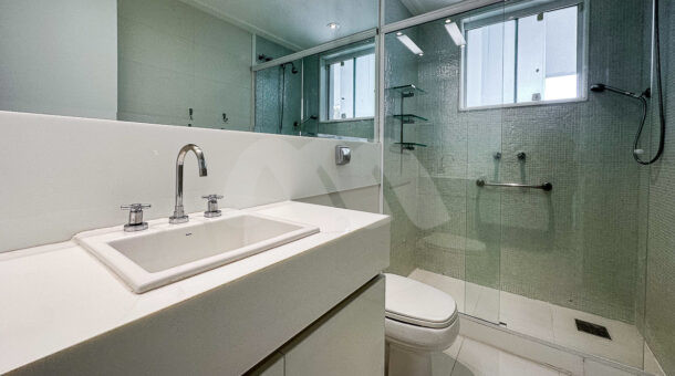 imagem do banheiro da terceira suíte da espetacular casa à venda no Santa Mônica Jardins na Barra