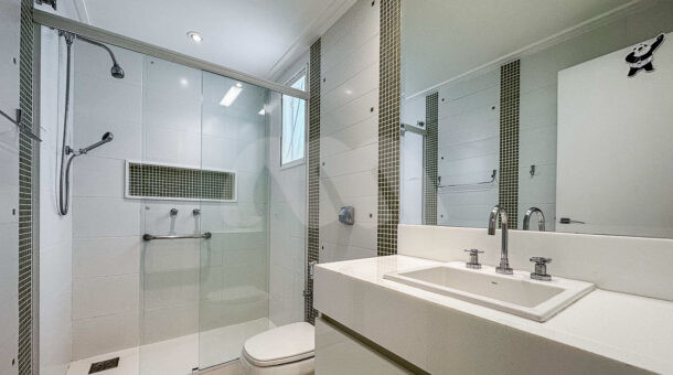 imagem do banheiro da quarta suíte da espetacular casa à venda no Santa Mônica Jardins na Barra