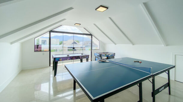 Imagem de sotao com varanda, mesas de jogos e teto abobadado em Casa Triplex contemporanea à venda no Recreio