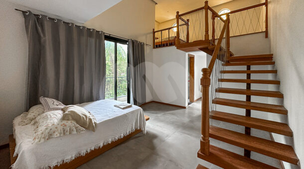 Imagem de quarto com cama de casal, e mezanino em casa de 4 andares a venda