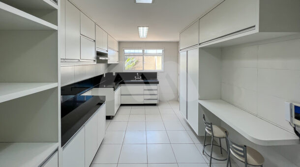 imagem da cozinha com móveis planejados da casa triplex contemporânea à venda no Recreio dos Bandeirantes