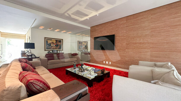 Imagem de sala de estar ampla de casa triplex a venda no quintas do rio