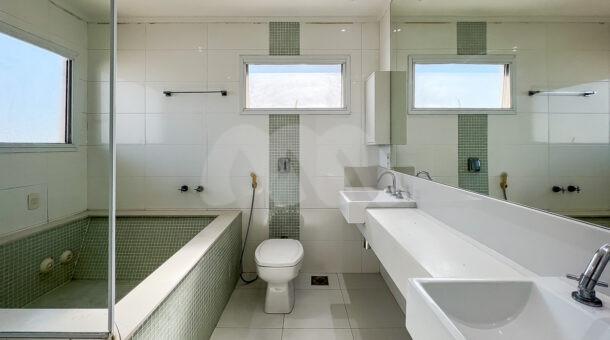 imagem do banheiro da suíte master da casa triplex contemporânea à venda no Recreio dos Bandeirantes