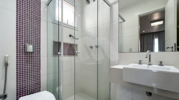imagem do banheiro da terceira suíte da casa triplex contemporânea à venda no Recreio dos Bandeirantes