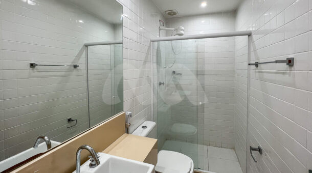 imagem do banheiro da casa triplex contemporânea à venda no Recreio dos Bandeirantes