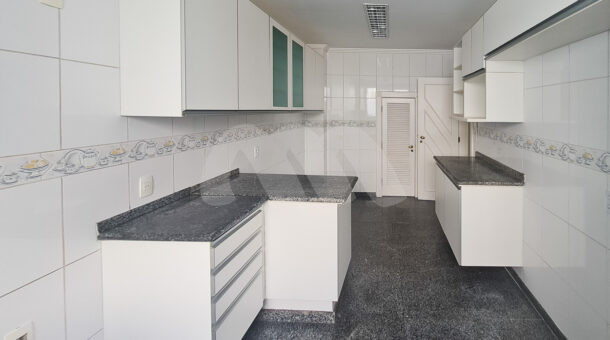 imagem da cozinha com bancadas da casa triplex à venda no Vivendas do Sol no Recreio dos Bandeirantes