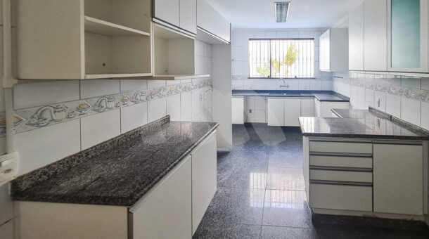 imagem da cozinha com bancadas da casa triplex à venda no Vivendas do Sol no Recreio dos Bandeirantes
