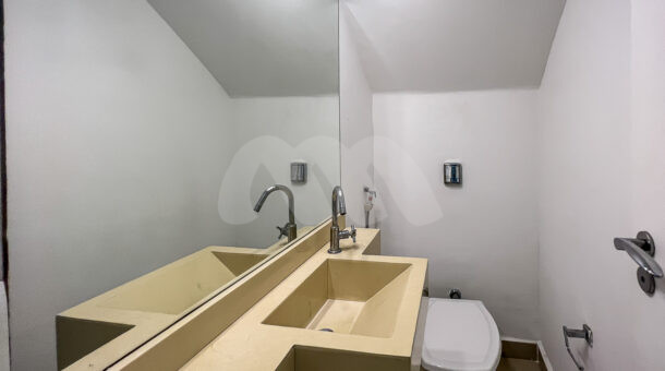 imagem do lavabo da casa triplex contemporânea à venda no Recreio dos Bandeirantes