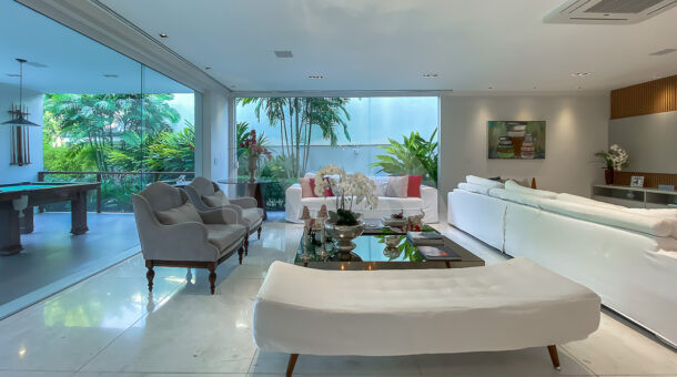 Imagem de sala de estar com sofá e poltronas e mesa de centro da casa triplex a venda