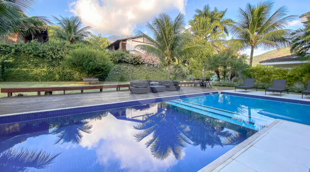 Imagem de area externa com piscina com deck molhado em casa triplex a venda no reserva do itanhangá