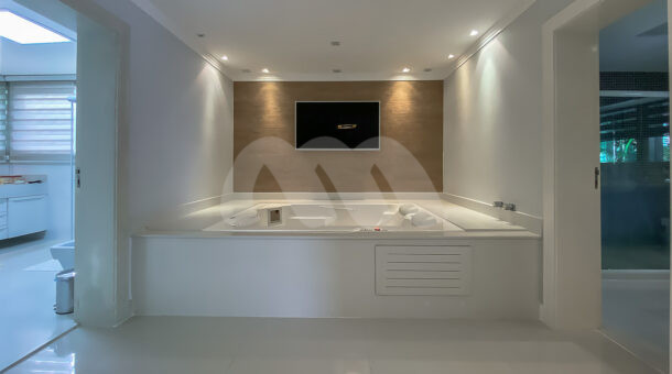 Imagem de sala de banho com hidromassagem e tv em casa triplex a venda