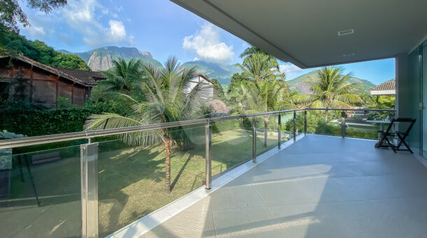 Imagem de varanda de suite com vista para amplo jardim de casa triplex a venda