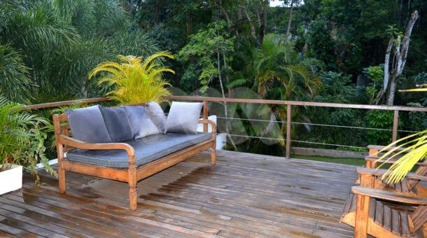 Imagem lateral do sofá da mansão moderna à venda na Muller Imóveis RJ.