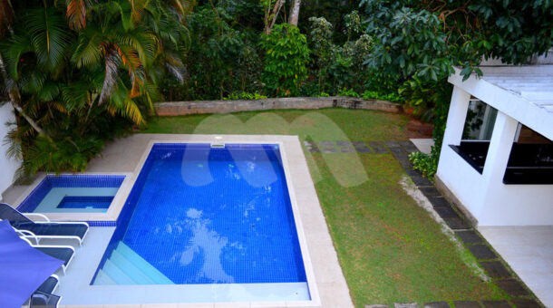 Imagem área da piscina do belissimo imóvel na Barra.