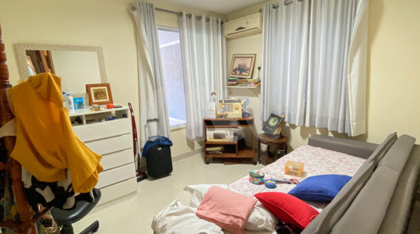 Imagem do quarto com sofá cama da casa à venda.