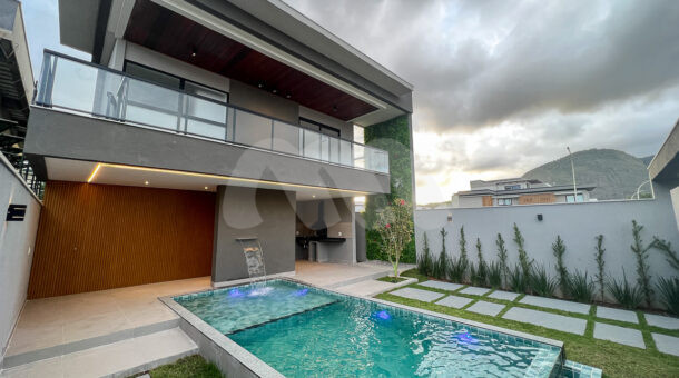 Imagem de linda fachada com piscina de borda infinita da Casa Duplex à venda no Jardins de Maria no Recreio dos Bandeirantes