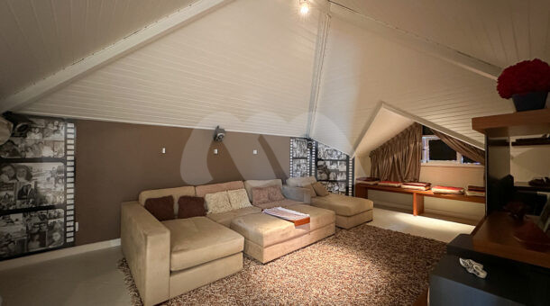 Imagem de sofá em sotao de casa triplex a venda no quintas do rio