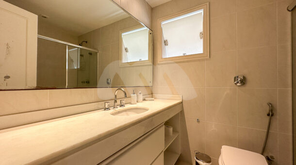 Imagem de banheiro de suite ampla de casa triplex a venda no quintas do rio