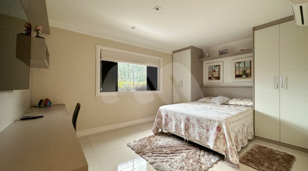 Imagem de quarto com cama de casal de casa triplex a venda no quintas do rio