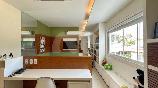 Imagem de amplo escritório em tons de verde e madeira de casa triplex a venda no quintas do rio