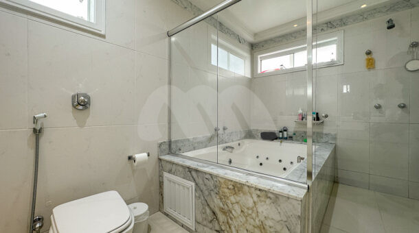 Imagem de banheira de hidromassagem em banheiro de suite master de casa triplex a venda no quintas do rio