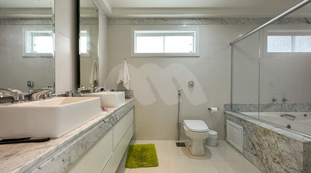 Imagem de banheiro com cuba dupla de casa triplex a venda no quintas do rio