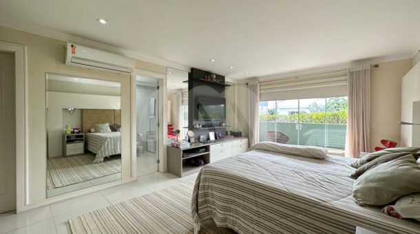 Imagem de ampla suite master de casa triplex a venda no quintas do rio