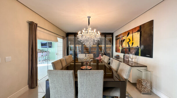 Imagem de ampla sala de jantar com moveis planejados de casa triplex a venda no quintas do rio