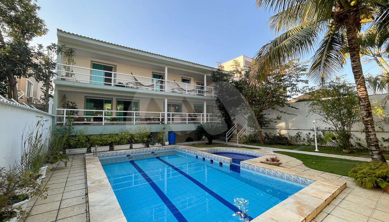 imagem da área externa com piscina da casa duplex à venda no Maramar no Recreio dos Bandeirantes