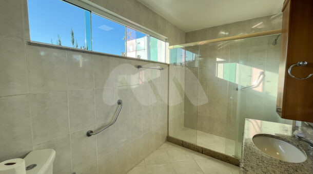 imagem do banheiro da casa duplex à venda no Maramar no Recreio dos Bandeirantes